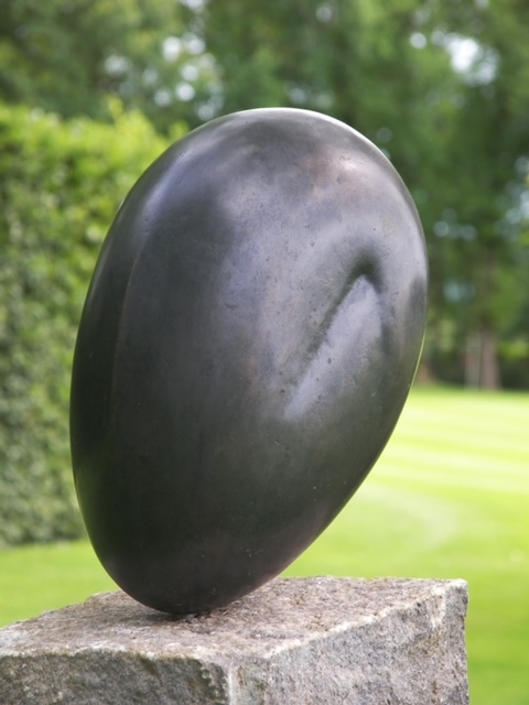 Martina Hladikova, organische vormen. Gehurkt brons, 23 x 13 x 12 cm