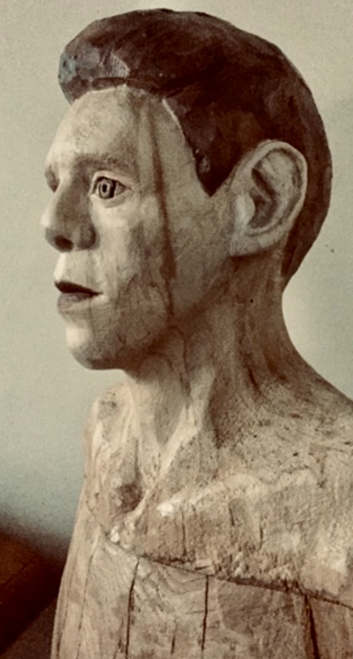 Portret donkerblonde jongeman’, unicum, essen -en eikenhout, gepolychromeerd, 54 x 34 x 24, 2020<br />
€ 2300,-