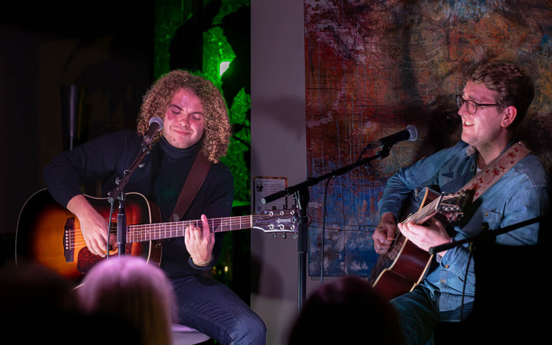 Boaz en Maurice tijdens een concert in Kunstcafe Appelscha