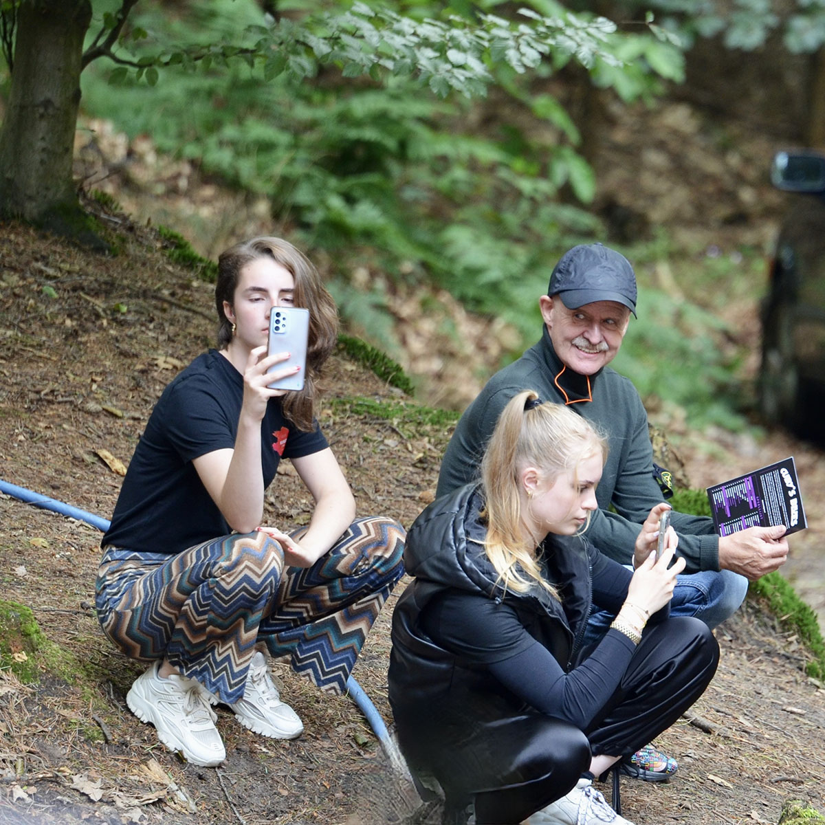 Henry Hoiting met medewerkers bij openluchtconcert in Appelscha